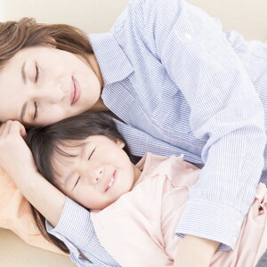 Tips to help encourage the right sleeping position Tips to help encourage the right sleeping position